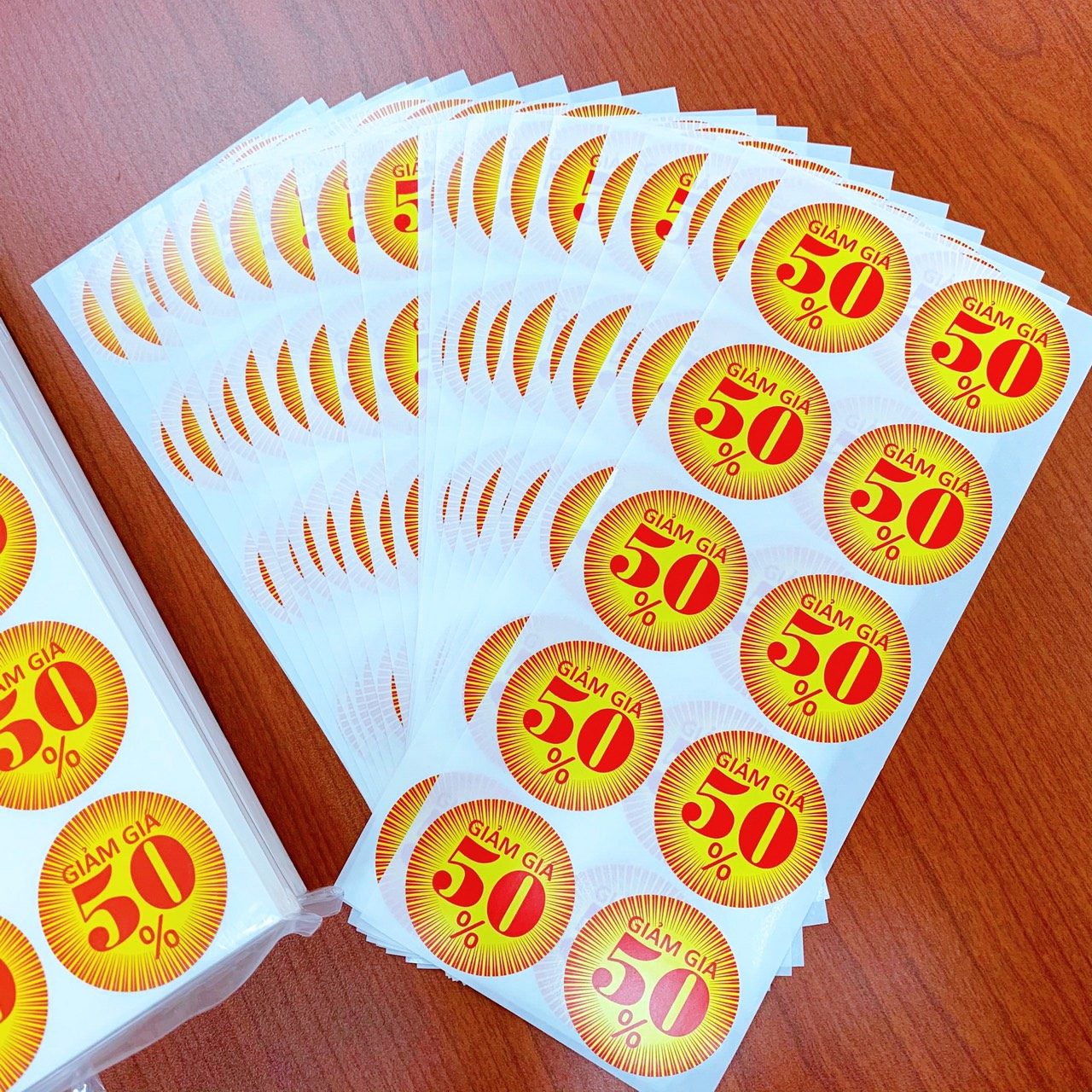 In tem nhãn khuyến mãi ở Thuận An Bình Dương